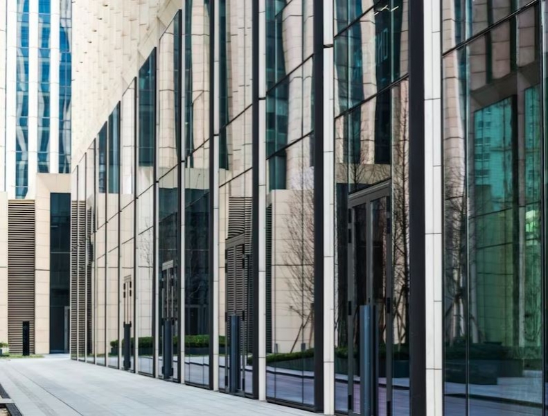 Оригинальный бизнес-центр красного цвета в виде призмы возведут на Окской улице