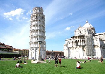 Пизанская башня продолжает выпрямляться