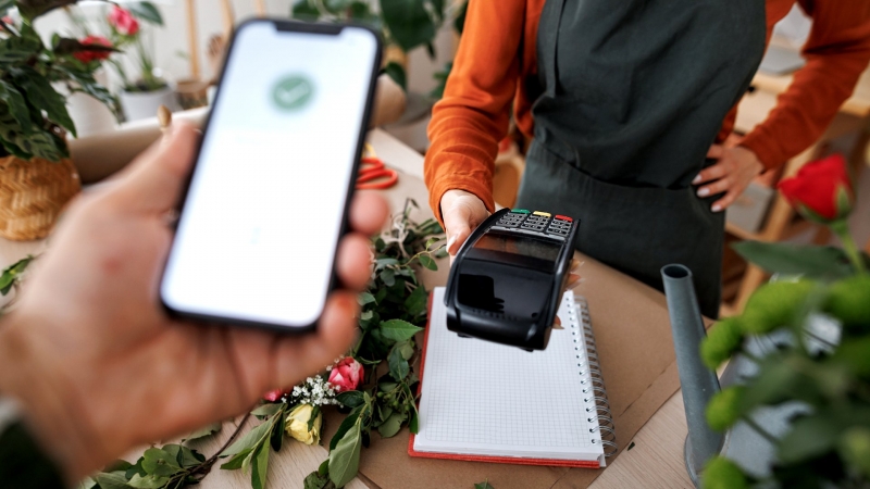 Платежный ход: россияне стали чаще оплачивать покупки смартфоном