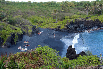 Природные пожары уничтожили популярный у туристов город на Гавайях