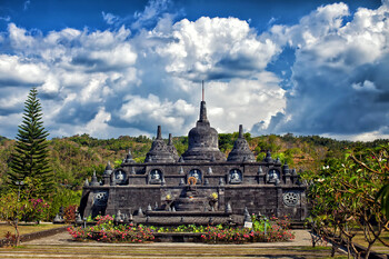 Россиянина депортировали с Бали из-за рекламы жилья