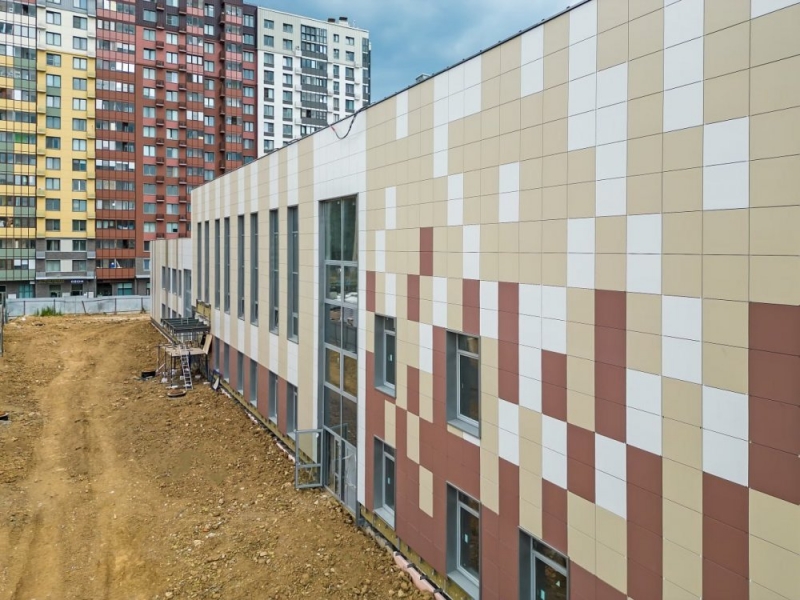 В школе ЖК «Скандинавский» завершила фасадные работы