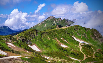 В Сочи в ДТП попал джип с туристами, 9 пострадавших