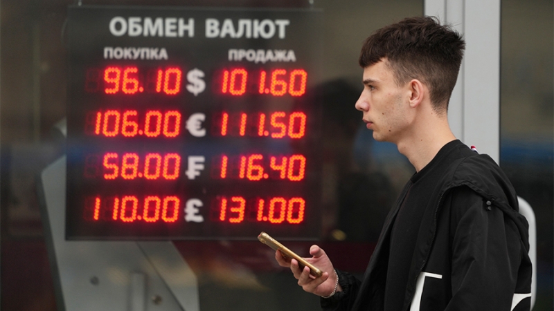 Аналитик спрогнозировал колебание курса осенью в диапазоне 93–96 рублей за доллар