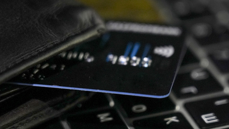 Эксперт назвал полезным введение минимального лимита по страховкам для карт