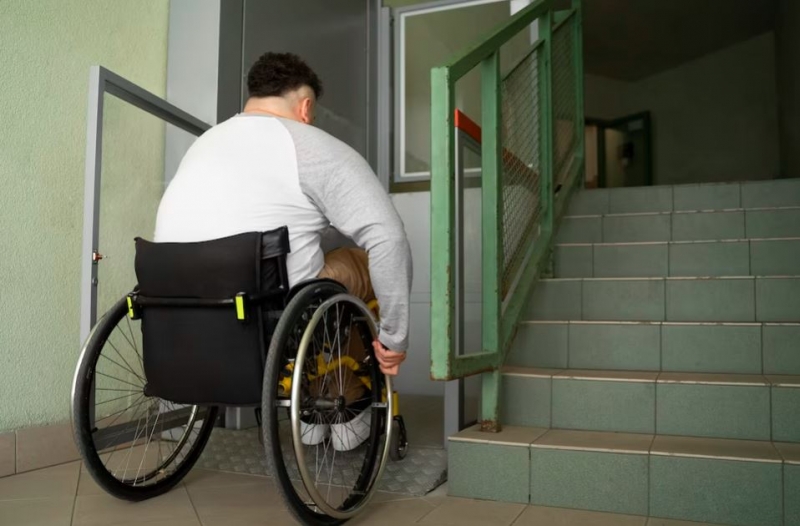 Еще 140 подъёмников для инвалидов установят в московских домах