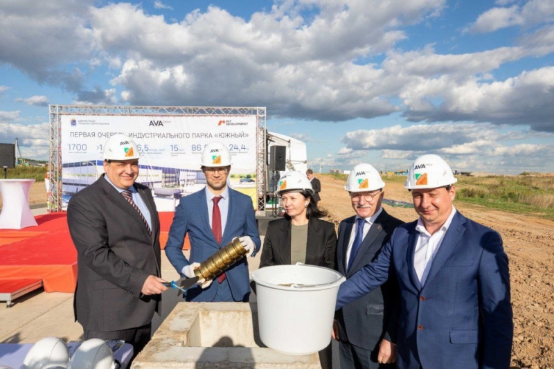 Капсулу времени заложили в фундамент распределительного центра в Подольске