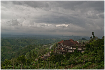 На Бали стеклянный лифт сорвался в ущелье