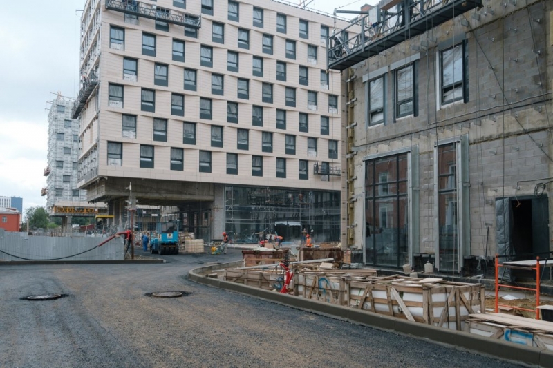 На территории апарт-отеля Well асфальтируют проезды