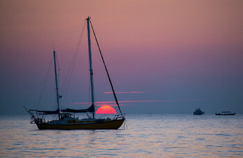 У берегов Камбоджи спасли россиян на лодке