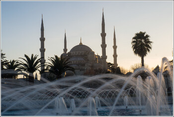 В центре Стамбула загорелся отель, эвакуированы 40 туристов