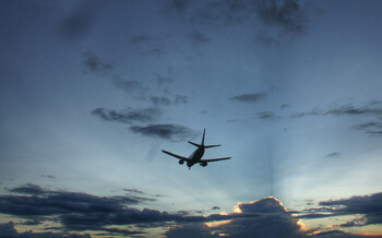 В Иркутске пассажирский самолёт приземлился на одном двигателе 