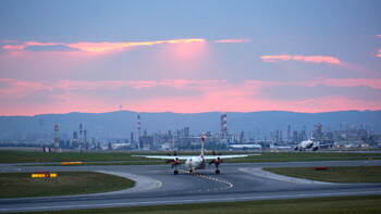 Британский аэропорт Лутон приостановил работу из-за пожара