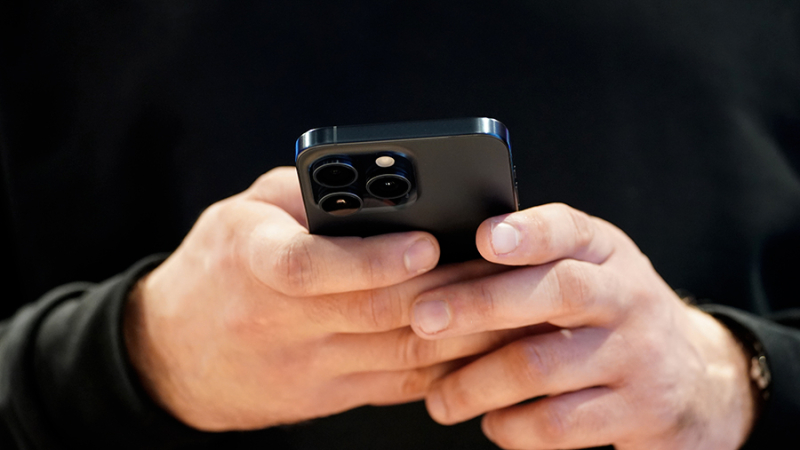 Игра с «пятнашкой»: новый iPhone подешевел в России за месяц на треть