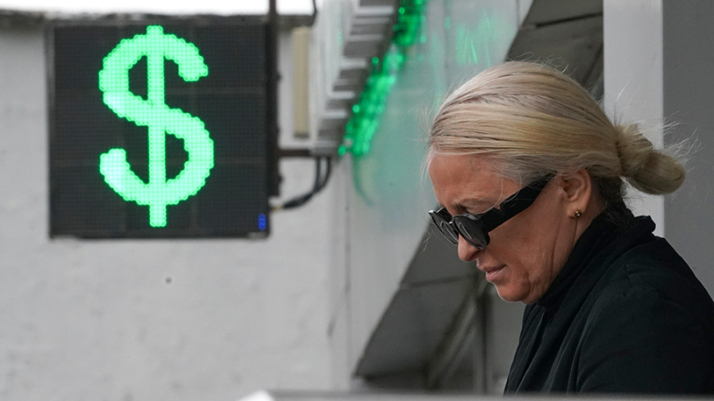 Курс доллара на открытии торгов снизился до 97,2 рубля