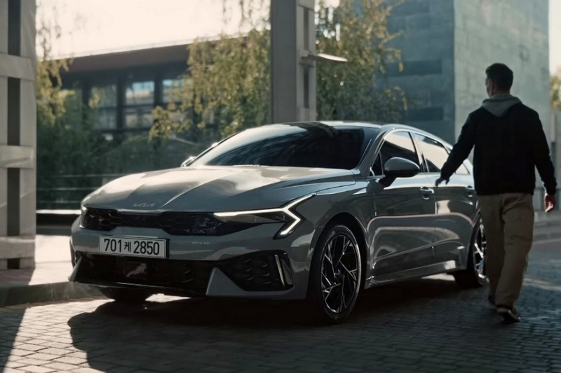 Рестайлинговый седан Kia K5 показался живьём