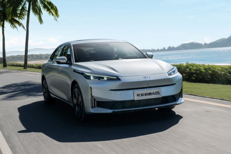 Седан Changan Lamore, который доступен и в России, получил новую версию со своим дизайном