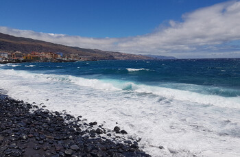 Толпы мигрантов заполонили самый маленький остров на Канарах
