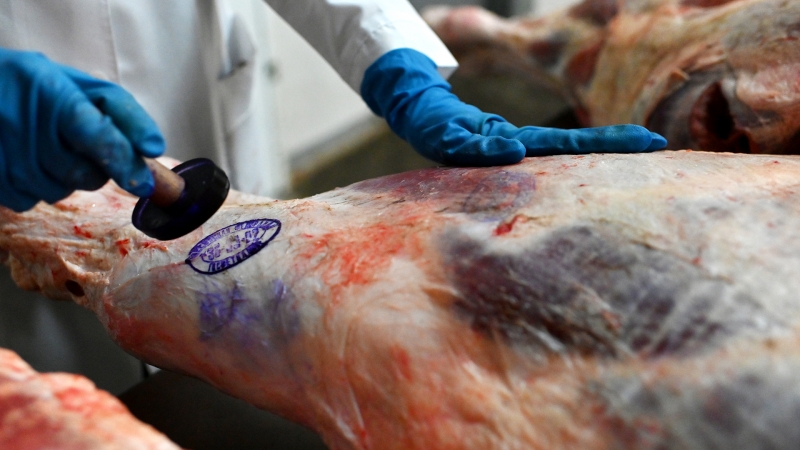 Упали в окорок: ритейл просят наказать за продажу зараженной АЧС продукции
