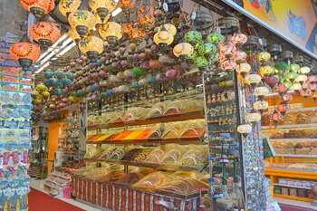 В Анталии продавцам на рынках запретили громко зазывать клиентов