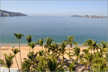 В мексиканском Акапулько ураган разрушил 80% отелей