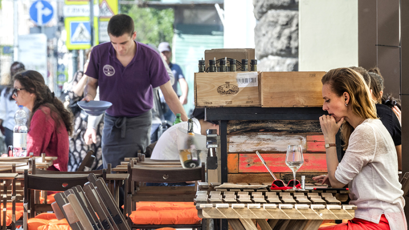 Воздушная касса: в РФ разрешат продавать алкоголь на верандах