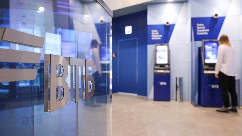 ВТБ запустил денежные переводы наличными в семь стран