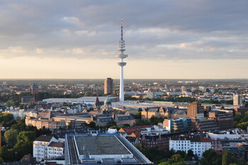 Аэропорт Гамбурга прекратил работу из-за неизвестного с оружием