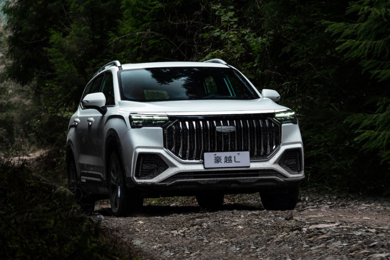 Большой кроссовер Geely с мотором Volvo обновлён без повышения цен