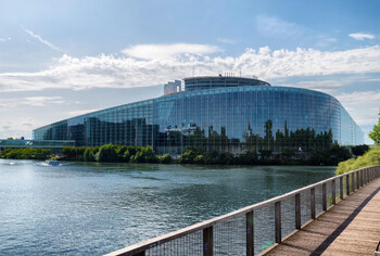 Еврокомиссия рекомендует начать переговоры о вступлении в ЕС двух стран