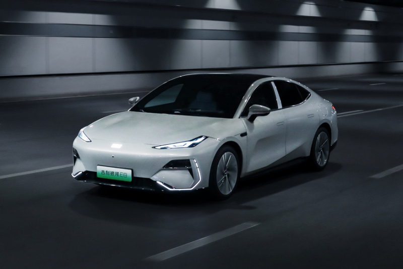 Флагманский седан Geely Galaxy E8 предложат с полным приводом