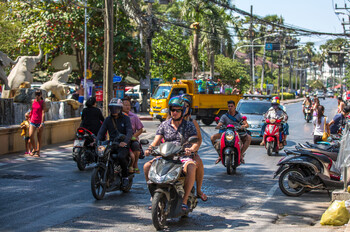 На Пхукете автобус с туристами из РФ обстреляли из рогатки