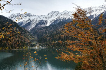 От сильного шторма пострадал курорт Гагра в Абхазии