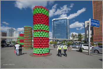 Трое россиян уже год живут в аэропорту Сеула