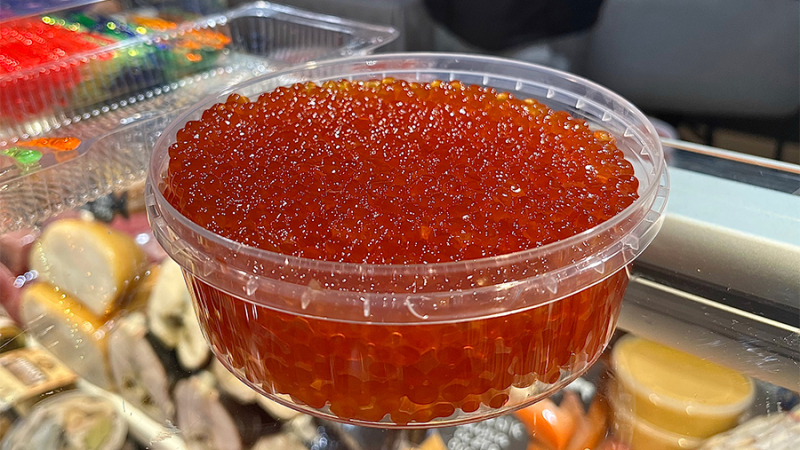 В сахалинской красной икре обнаружены живые личинки