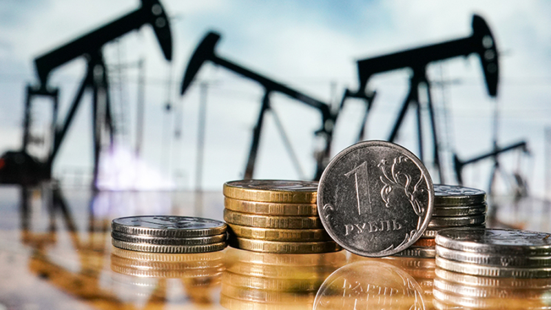 Финансист рассказал о влиянии цен на нефть на курс рубля с временным лагом