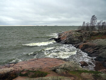 На пляжи Дании шторм выбросил тысячи ботинок 