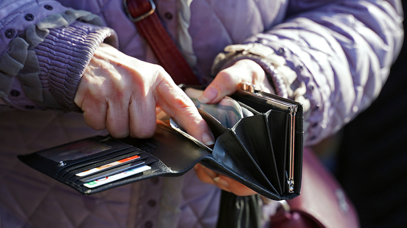 Российских пенсионеров освободят от комиссии по ЖКХ