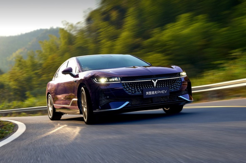 Седан Voyah Passion PHEV выходит на рынок: свой дизайн и VIP-версия