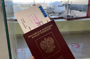 В РФ вступил в силу закон об обязательной сдаче загранпаспортов для ряда категорий граждан