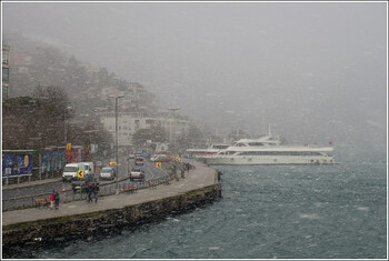 В Стамбуле устраняют последствия урагана, есть погибший