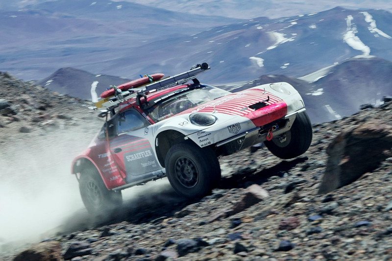 Высоко за облаками: Porsche 911 забрался на рекордную для автомобиля высоту — 6734 м