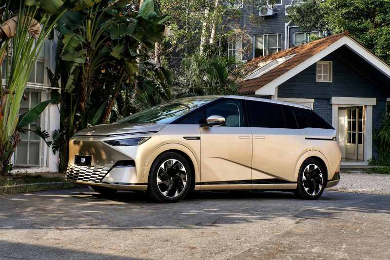 Заявка на лидерство: электрический минивэн Xpeng X9 выйдет на рынок прямо в Новый год