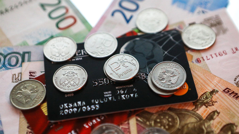 Курсом от доллара: валютные кредиты россиян упали до минимальных 47 млрд