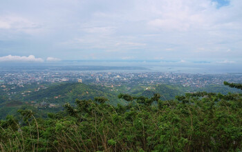 На Филиппинах машина с туристами из РФ упала с обрыва в море