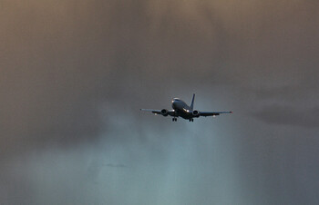 В Японии в самолёт с пассажирами ударила молния 