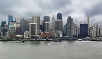 В Сан-Франциско поезд с пассажирами сошёл с рельсов и загорелся 