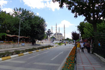 В Турции туристический автобус столкнулся с полицейской машиной