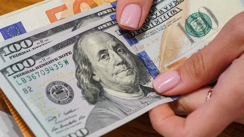 Бизнес сообщил о крупных потерях при продаже валютной выручки