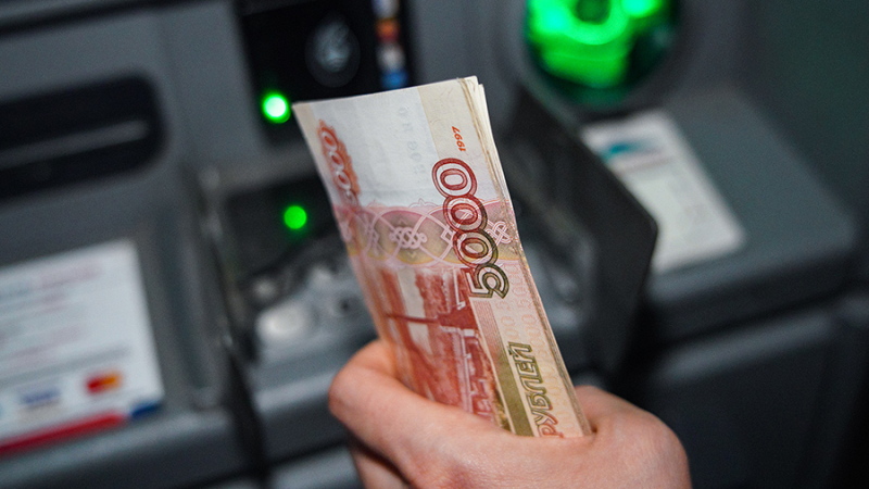 Экономисты оценили инициативу отменить в РФ налог на доход от длинных депозитов